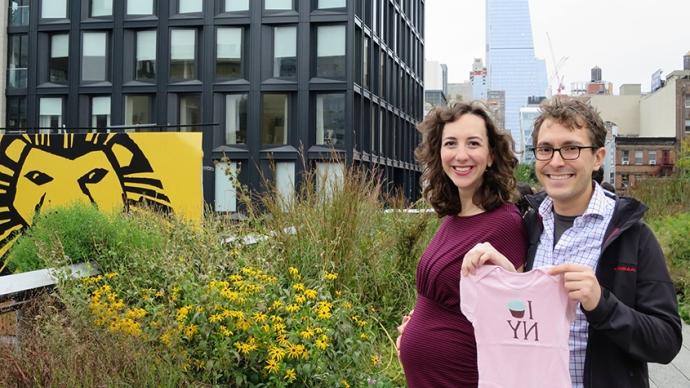 艾莉森·海德·布拉泽斯基08年的校友照片，她和她的伴侣在纽约一栋大楼前拿着婴儿装. 