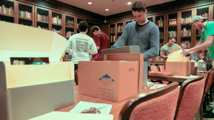 students look through archives in Coates 图书馆's Special Collections and Archives