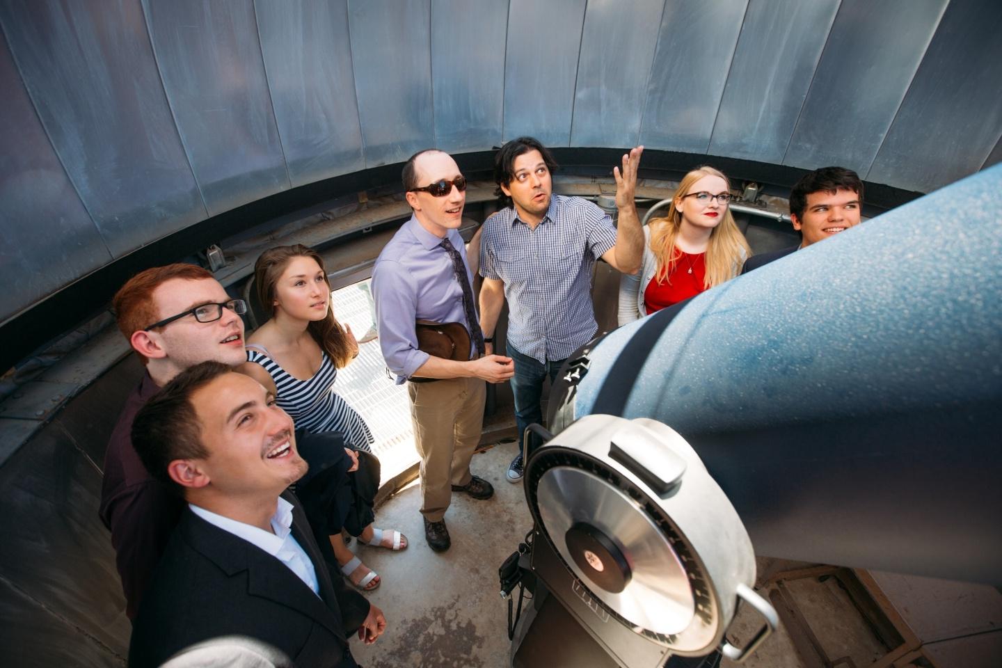 一群学生在实验室用大望远镜凝视