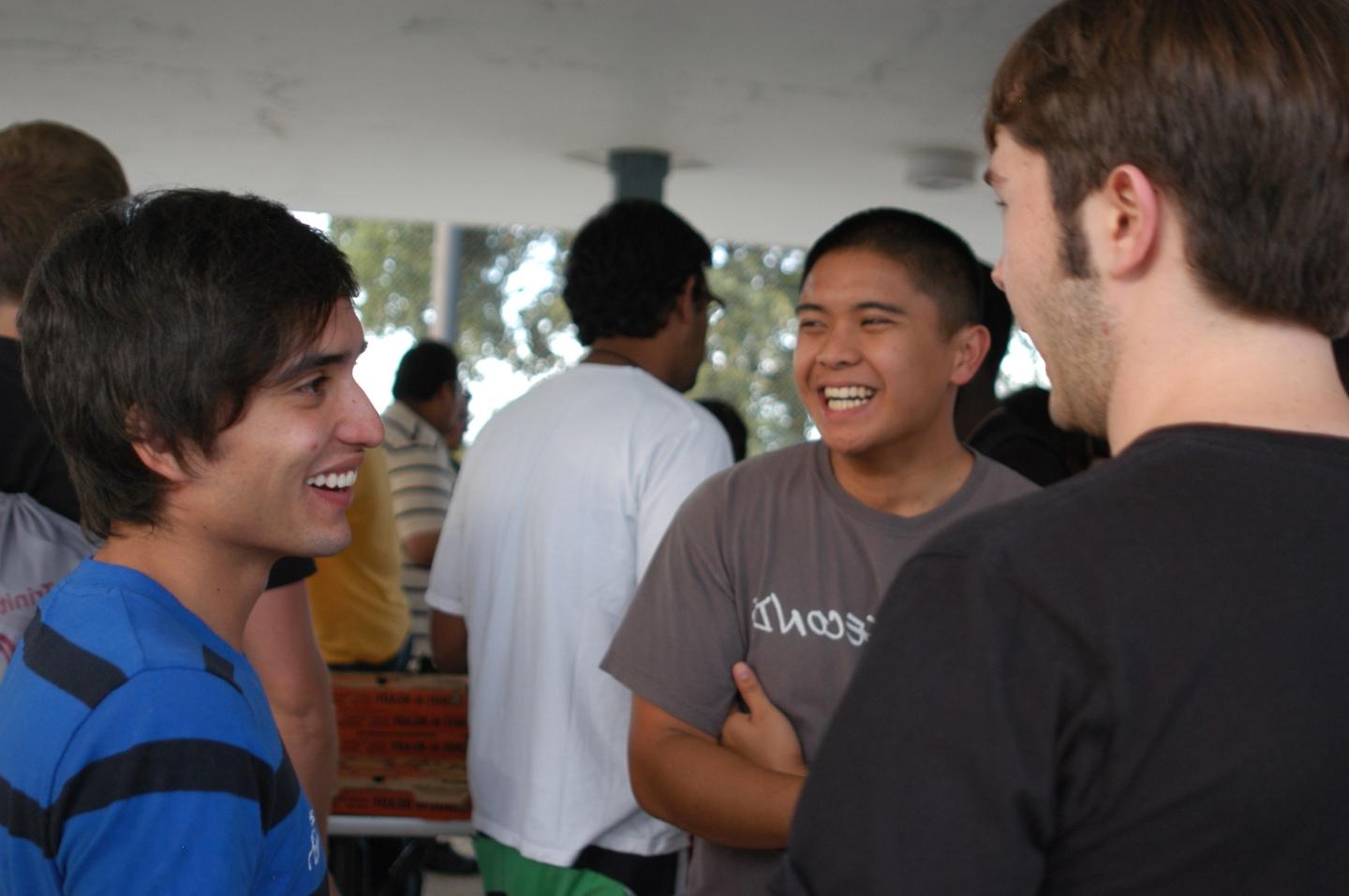 学生们在国际学生聚会上聚在一起聊天. 