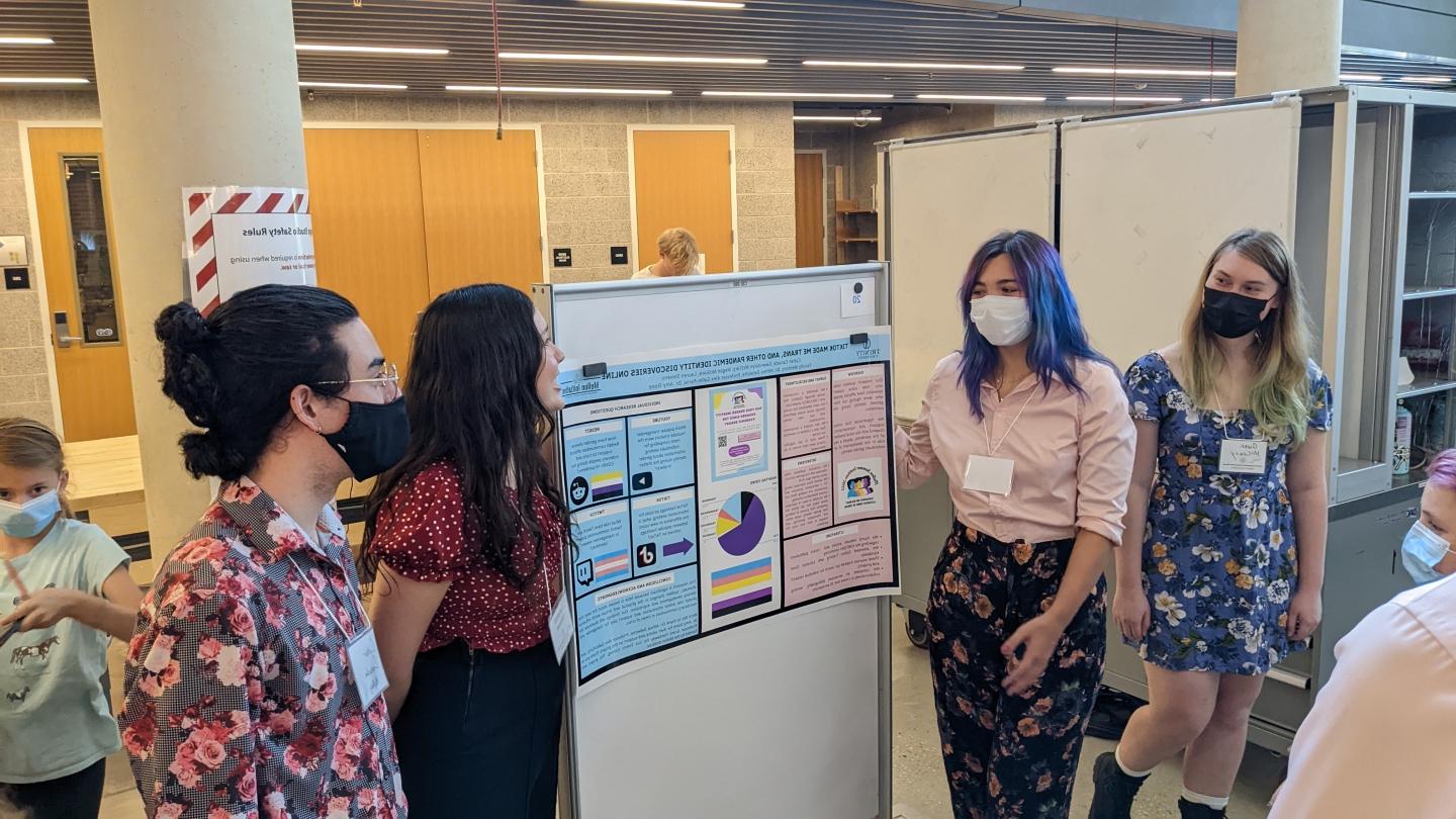 Photo of a student presenting at the Mellon summer symposium 