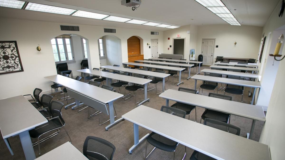 霍尔特中心三楼的教室里有七排桌子